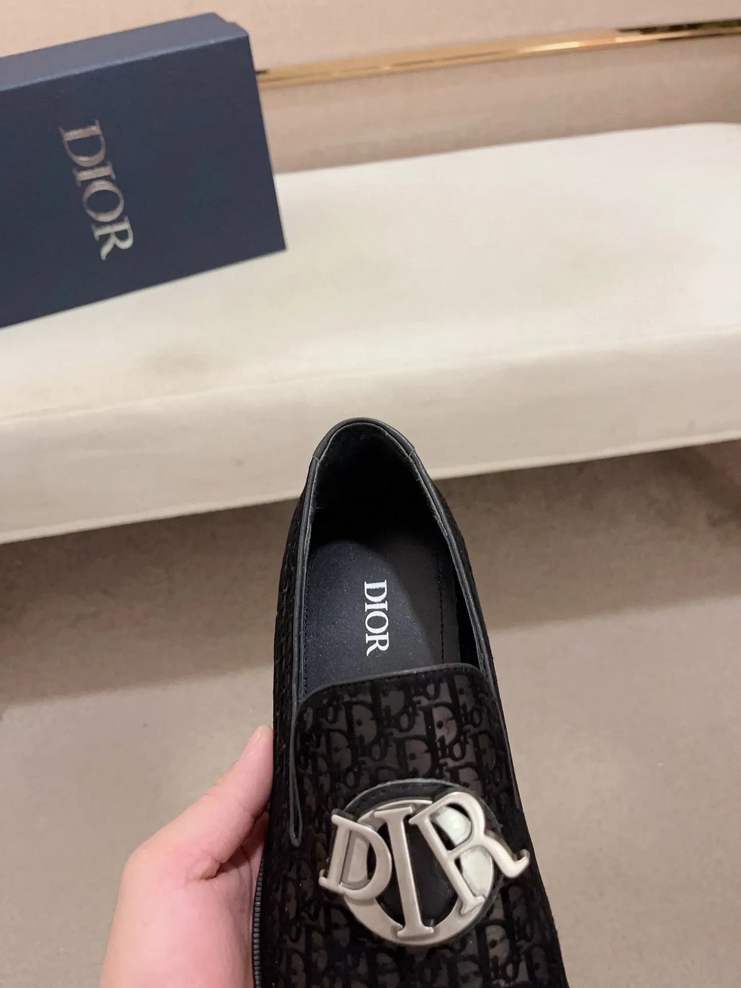 Factory price: 270 men's shoes 💰 High-end version of Dior Dior's new series. Famous actors and Internet celebrities wear super popular designs. They are designed with the sculptures of French artist Niki de Saint Phalle as rings. Material: Fabric: imported original material. Foot pads: cowhide. Outsole: Rubber outsole. Men's shoe size: 38~44. Can be customized to size 45.